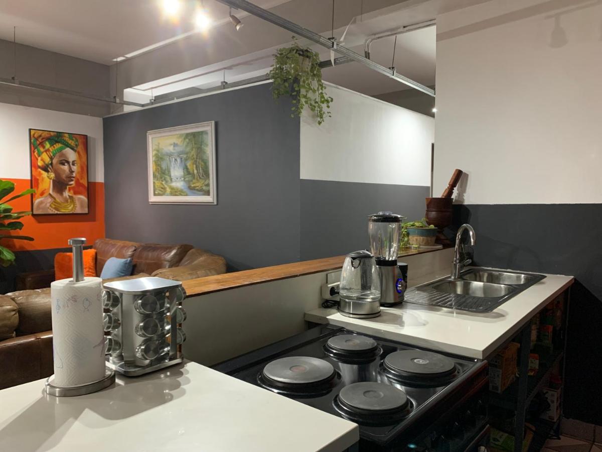 Stylish Studio with Pool & Huge TV - B&B Johannesburgo