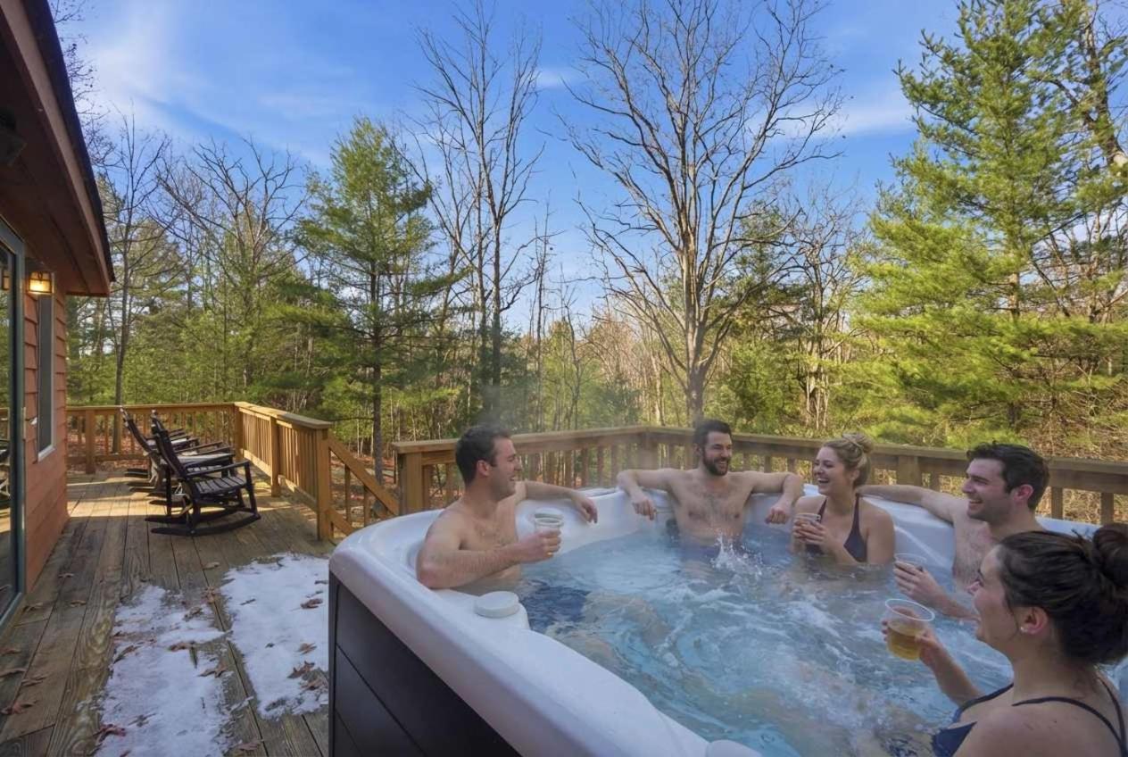 Family-Friendly Home w Hot Tub Fire Pit Games - Chambres d'hôtes Swanton