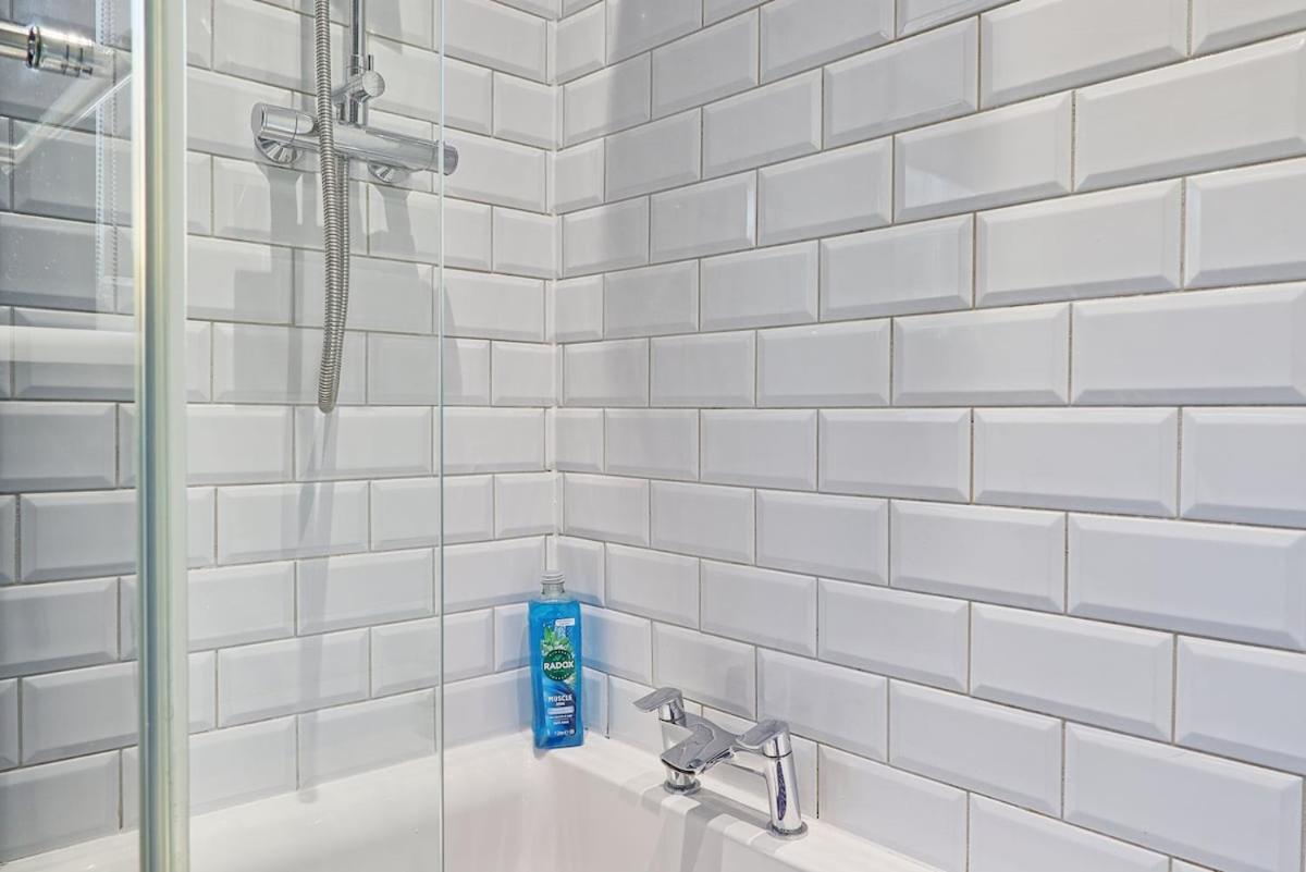 Cosy 2 Bedroom Flat Near Westcliff On Sea Beach & Hamlet Court Road - Chambres d'hôtes Southend-on-Sea