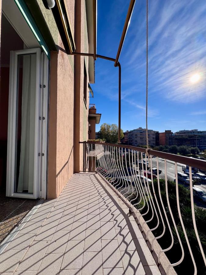 Palm Haven Apartment 5 min from Lido Centro - B&B Lido di Ostia