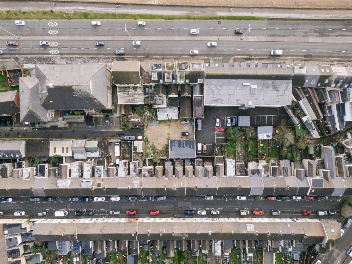 Stunning 5 Bedroom Home in the Heart of Swansea - Snooker Table, WiFi & Parking! - Ferienwohnung Swansea