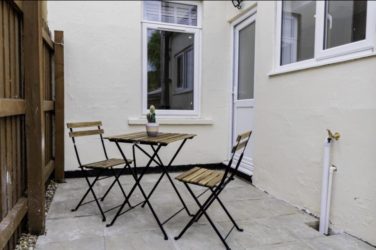 Modern House I Sleeps 5 I Near the High Street I Free Parking I Fast WIFI I Work Desk I Smart TV I Self-Check-In I By Yoko Property - Ferienwohnung Milton Keynes
