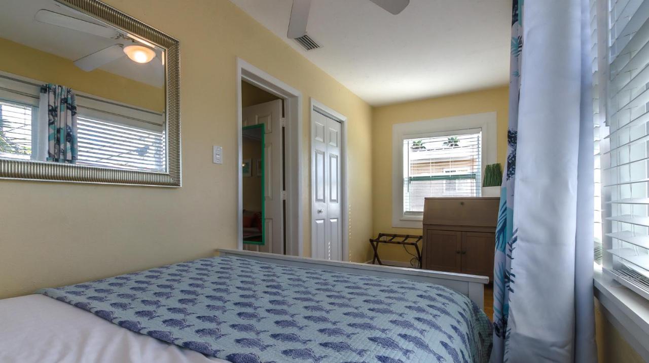 1BR 1BA NorthStar Bungalow. Just Steps to the beach and the bay. - Chambres d'hôtes St. Pete Beach