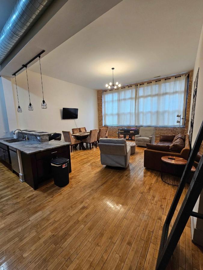 4 Bedroom Sleeps 20 people - Bed and Breakfast Chicago