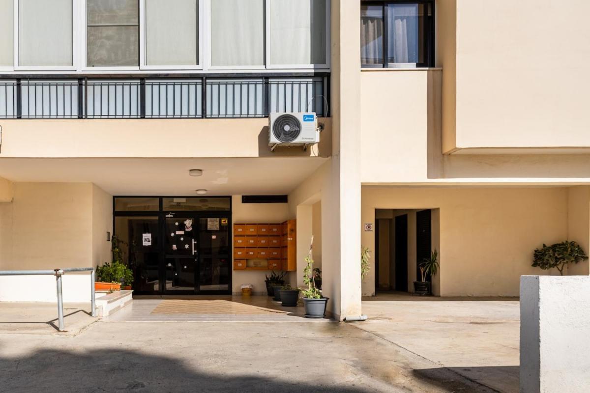 Averna - Breezy 2-BR Apt & Balcony in Larnaca - B&B Larnaka