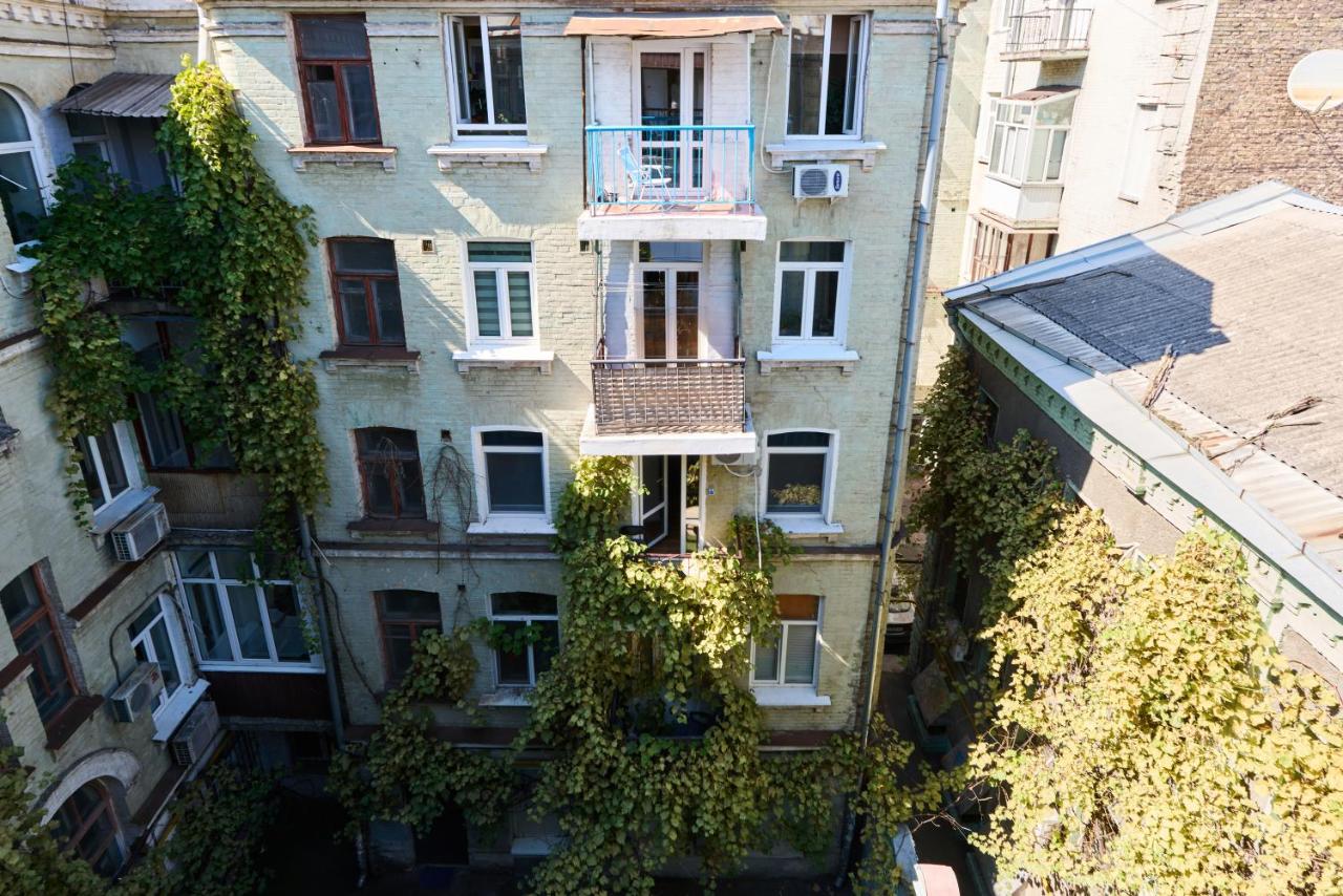24 Mezhygirska str 24, Apartments in historical parts, Podil - Bed and Breakfast Kyiv