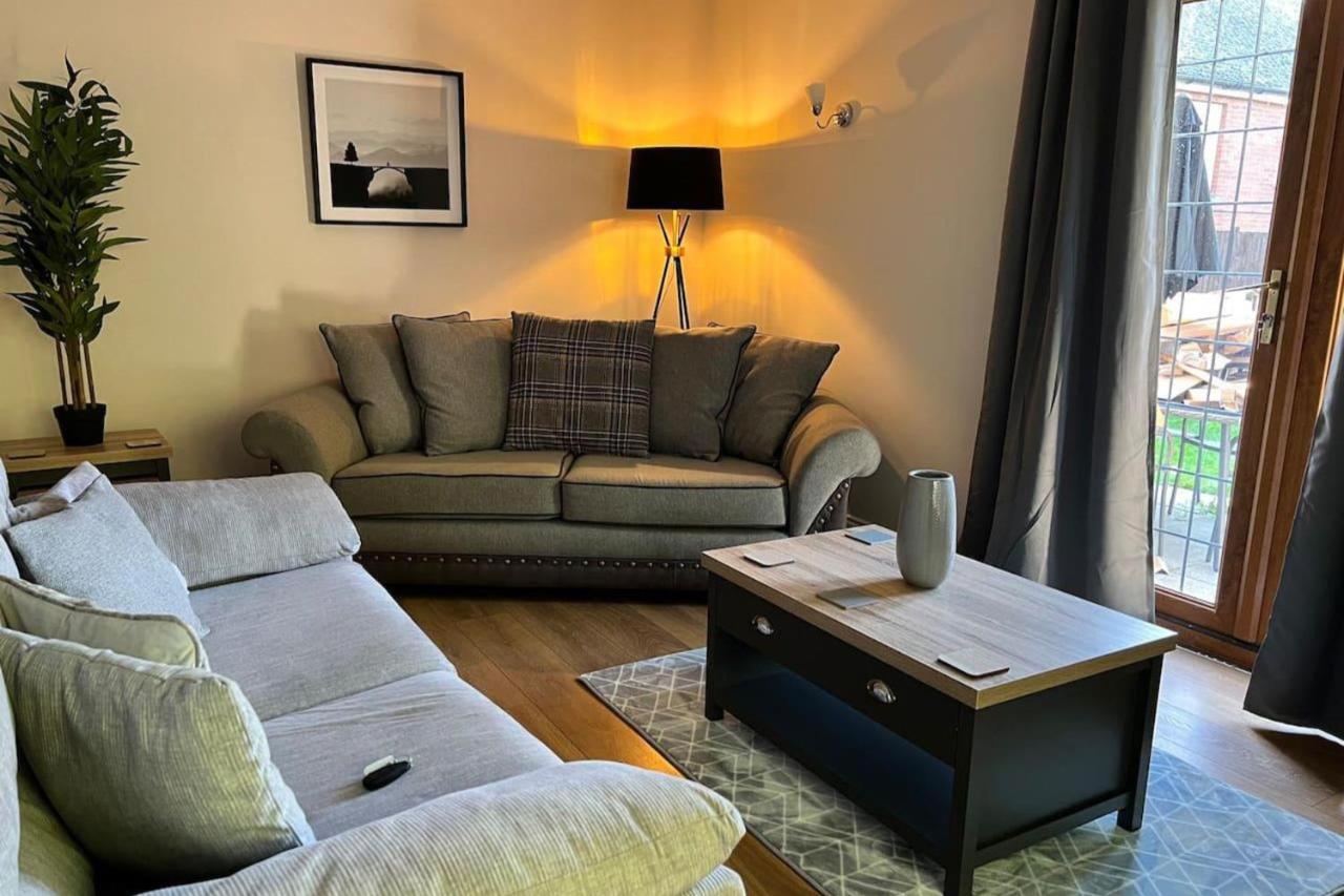 2-Bed House - Sleeps 6 - Garden Parking Wifi - Chambres d'hôtes Lincoln
