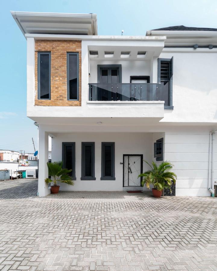 Fully Furnished 4 Bedroom Shortlet Apartment in Orchid Road, Lekki - Chambres d'hôtes Lagos