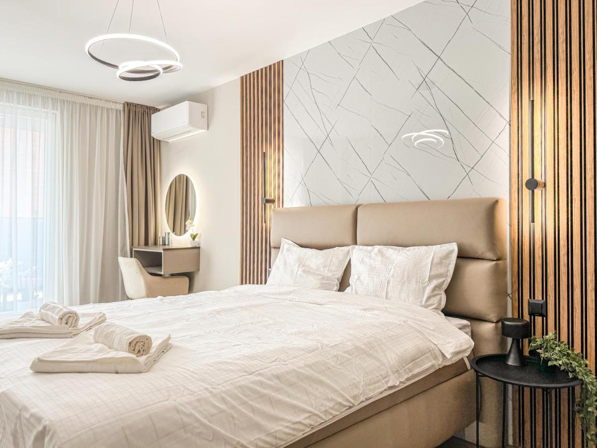 Skyline Serenity Modern Apartment with Terrace by Flat Manаger - Chambres d'hôtes Plovdiv