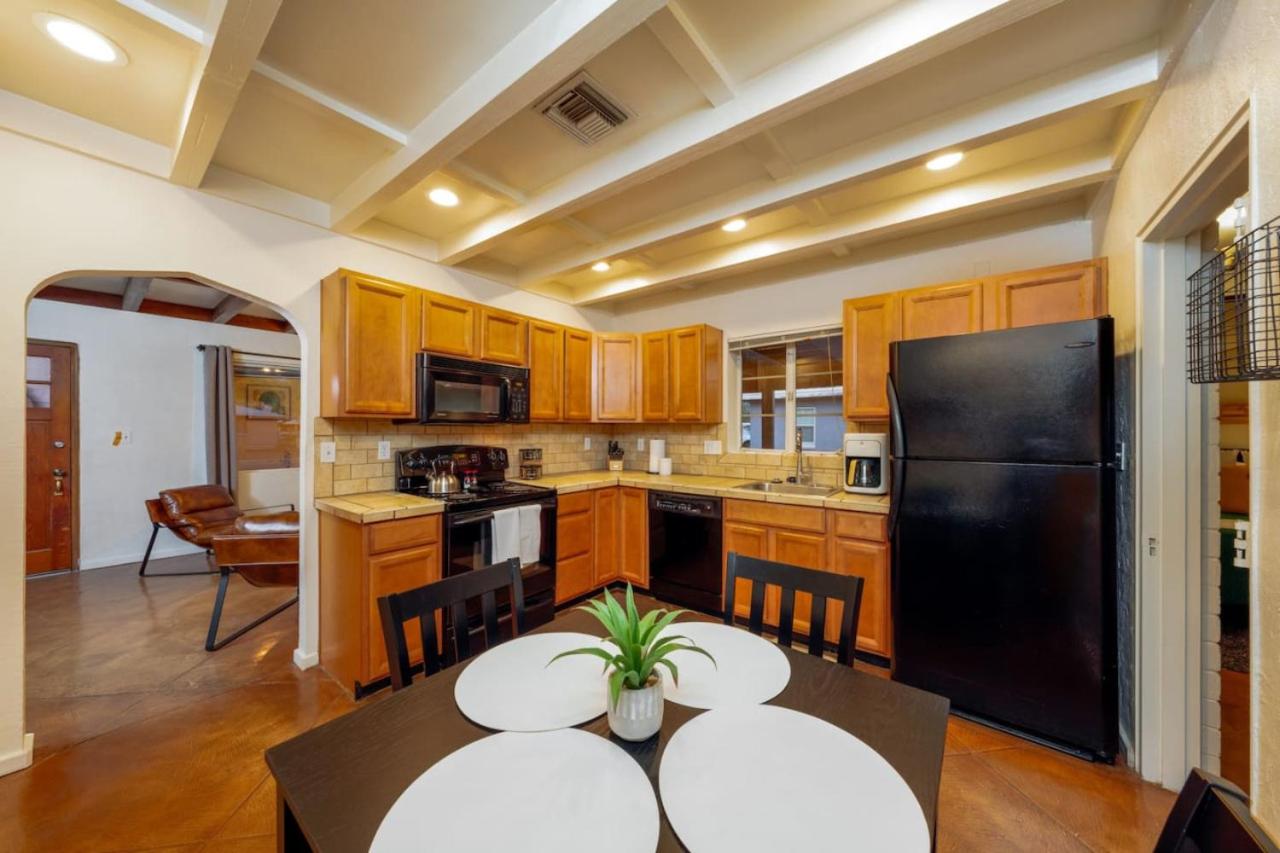 Near TMC, Central, 3 BR and 1 BA, Fenced Yard - Bed and Breakfast Tucson
