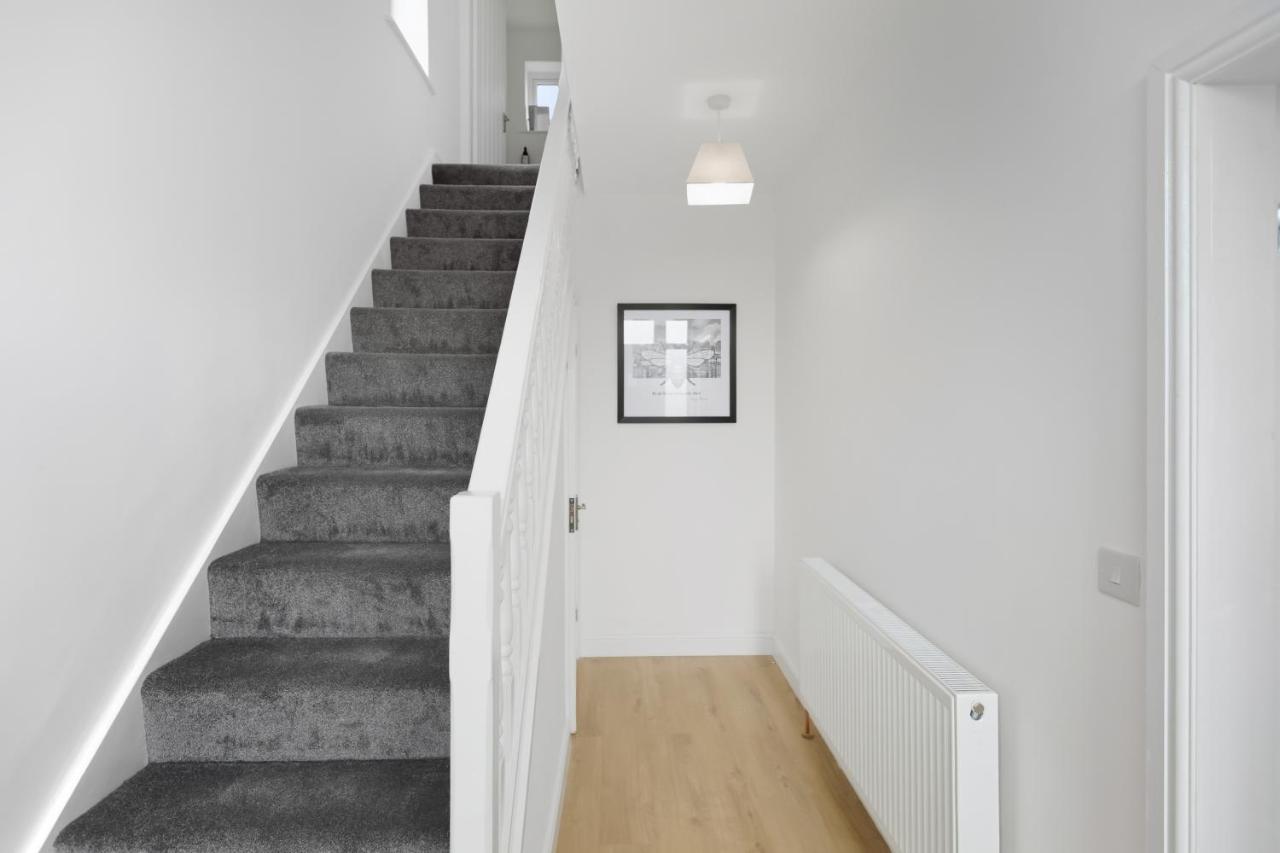 Lux 3 BD House, Sleeps 8, Free Parking, Perfect for Contractors, Families, Near Manchester and Etihad - Bed and Breakfast Manchester