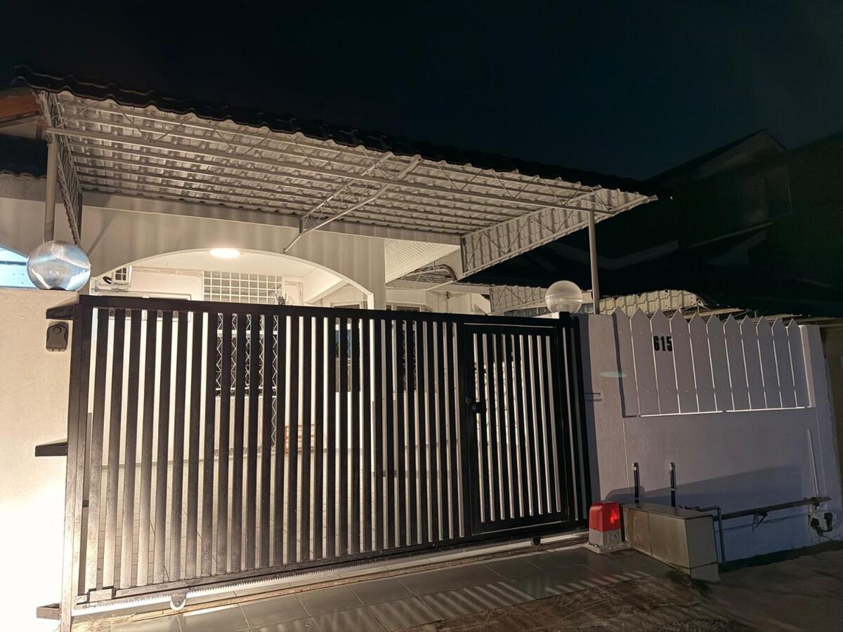 HeyMono #JPO #Senai Airport #IOI mall #Landed #Netflix - B&B Kampung Saleng