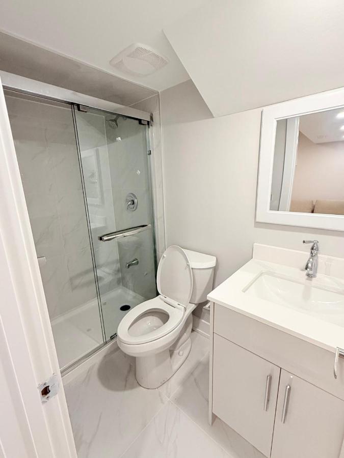Studio Basement Suite with Double Bed and kitchen, Entrance from Garage - Ferienwohnung Milton