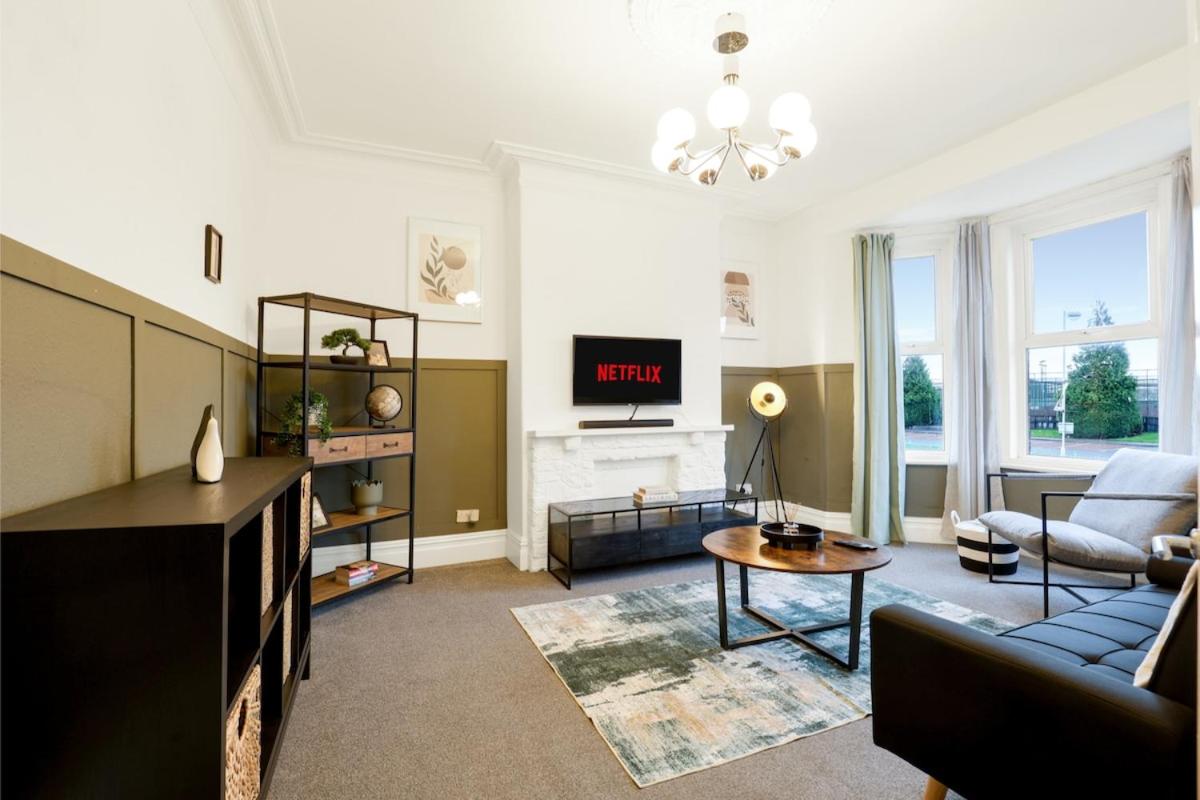 Very Spacious 3br House With Parking near City Centre, Sleeps 8, by URBAN PINNACLE STAYS - Chambres d'hôtes Elswick