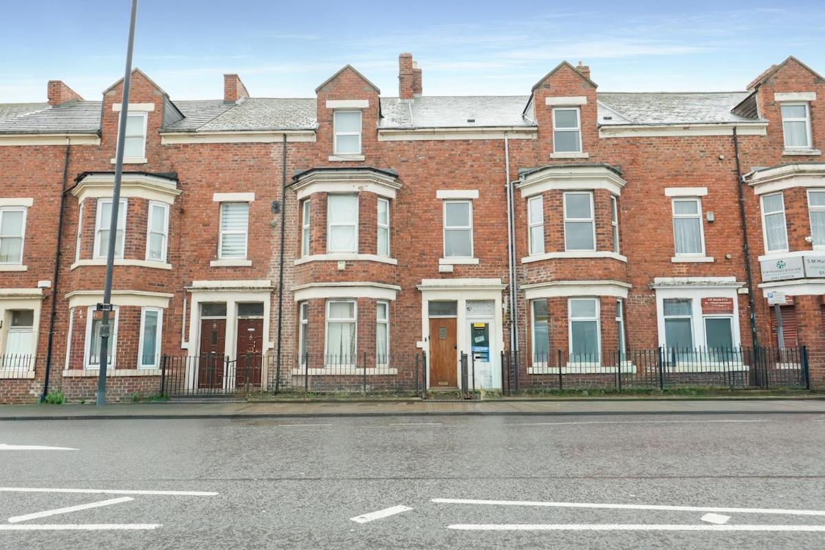 Very Spacious 3br House With Parking near City Centre, Sleeps 8, by URBAN PINNACLE STAYS - Chambres d'hôtes Elswick
