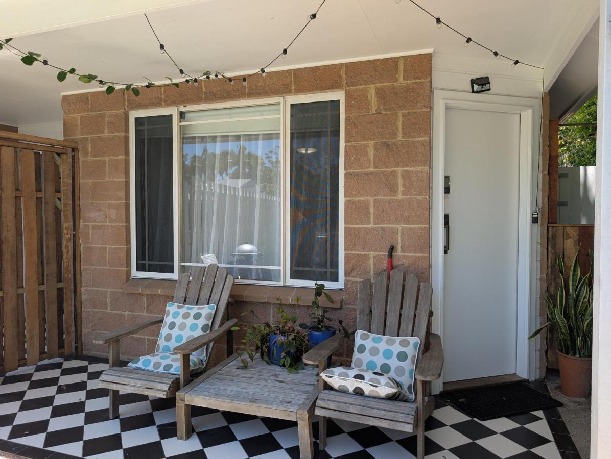 10 min walk to beach & cafes, ducted aircon, private fenced garden - B&B Byron Bay