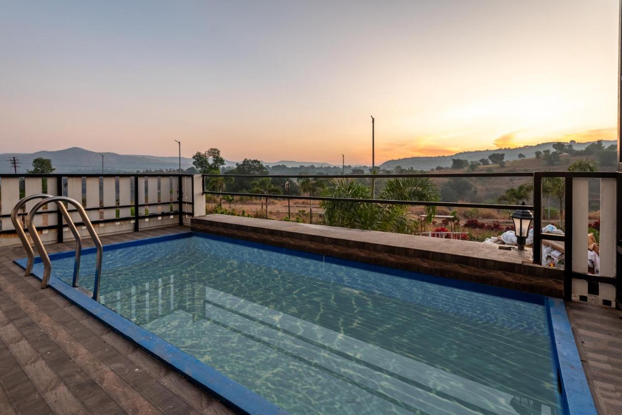 ELIVAAS Signature White House 4-BHK Villa with Panoramic Hill Views, Glass Room, Outdoor Pool & Dam nearby - B&B Igatpuri