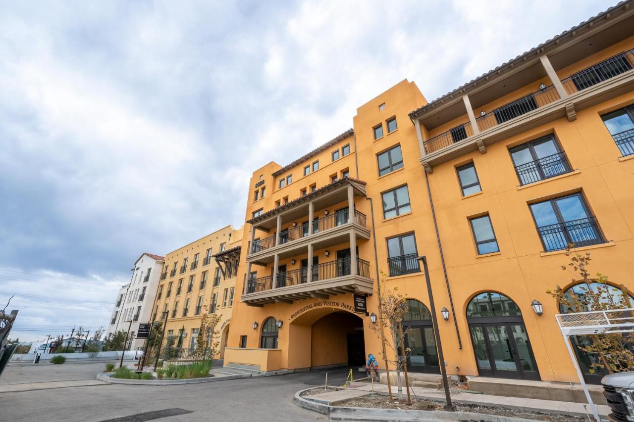 The Village Collection with Gym Pool and Spa - Chambres d’hôtes Montclair