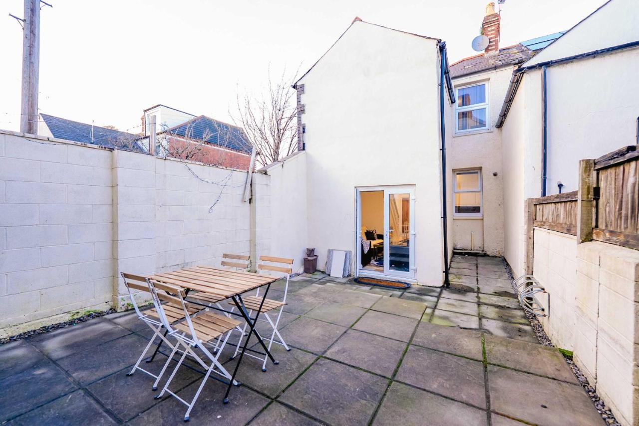 Spacious 4BR Cardiff Home with Free Parking - Bed and Breakfast Cardiff