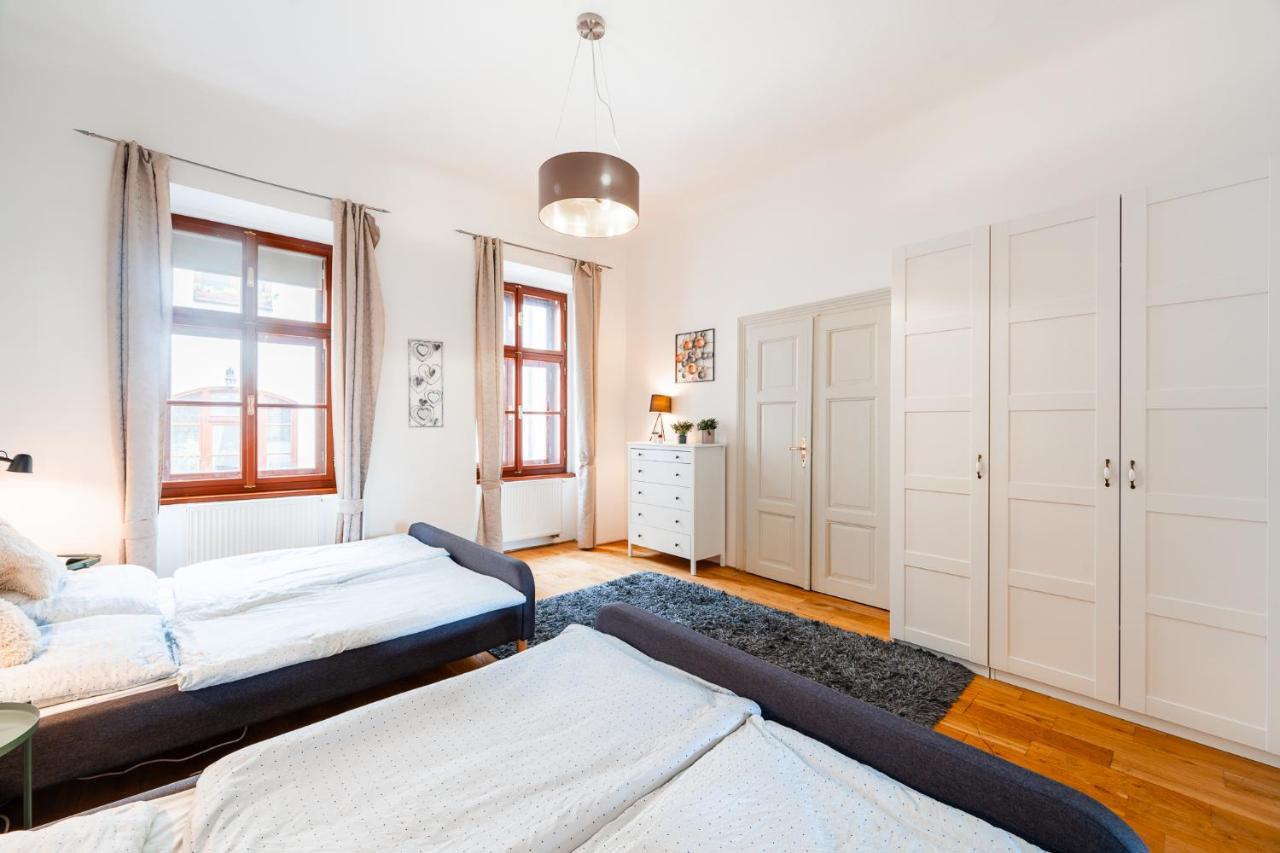 Huge 4 Rooms Charles Bridge Apartment - Ferienwohnung Prag