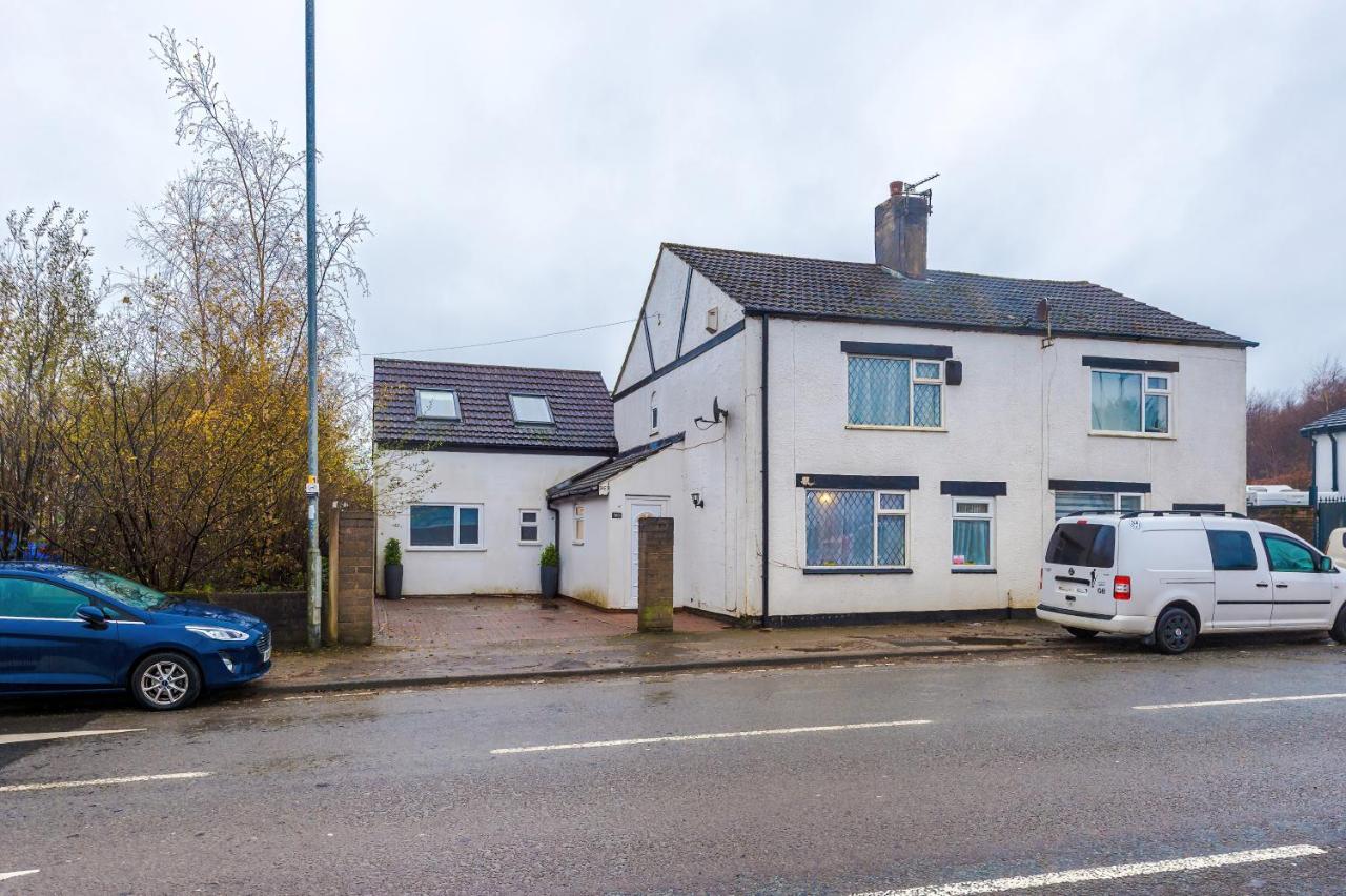 Modern 5-Bedroom House with Parking, Perfect for Large Groups - Bed and Breakfast Westhoughton