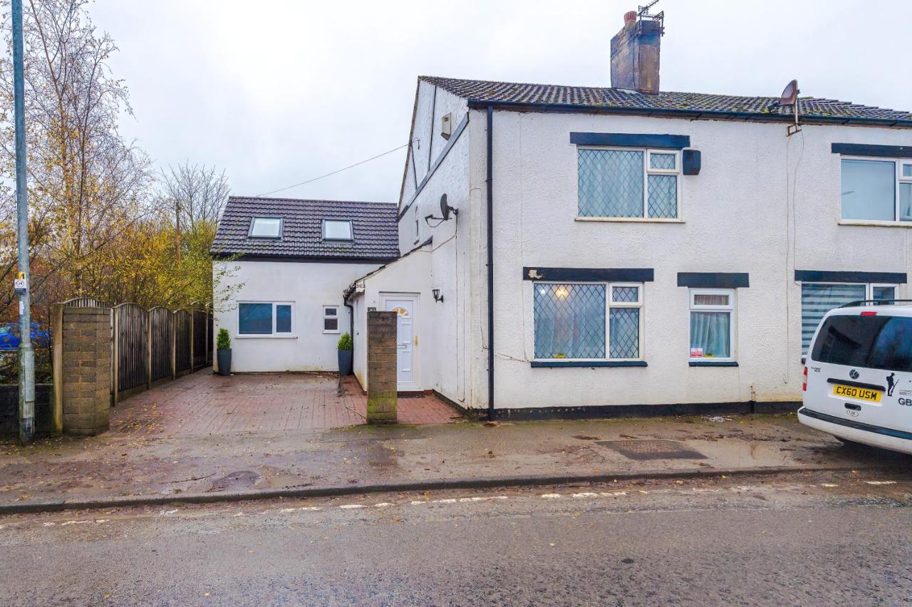 Modern 5-Bedroom House with Parking, Perfect for Large Groups - Ferienwohnung Westhoughton