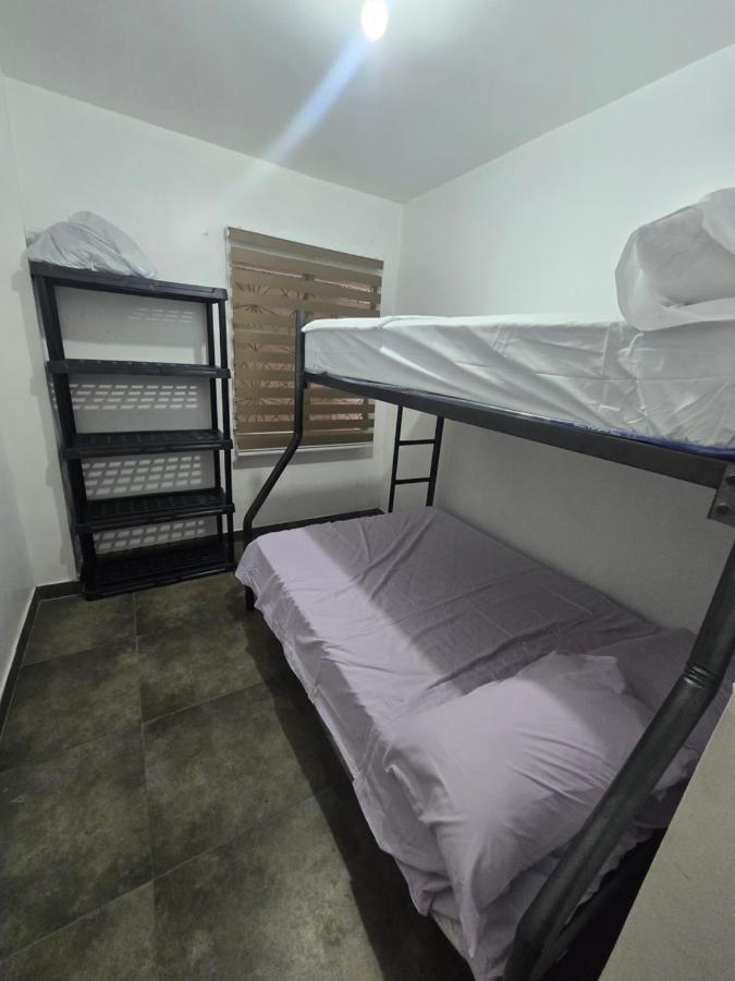Departamento céntrico, moderno de 2 habitaciones frente al Estadio Modelo y coliseo, cerca del Aeropuerto de Guayaquil - Chambres d'hôtes Guayaquil