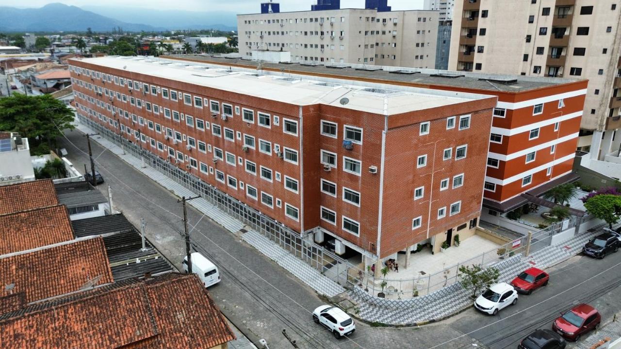 Kit completa na praia da Aviação ótima localização com Ar Condicionado, WI FI, SMARTV, CANAIS, PORTARIA 24H - Chambres d’hôtes Praia Grande