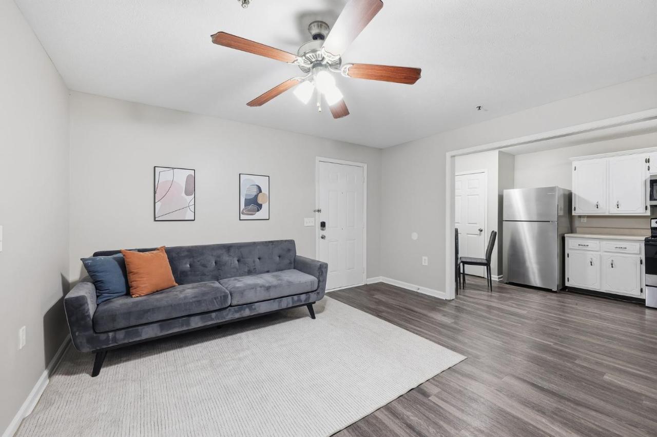 Modern Highland Park 2BR 2BA Stay - B&B Clarksville