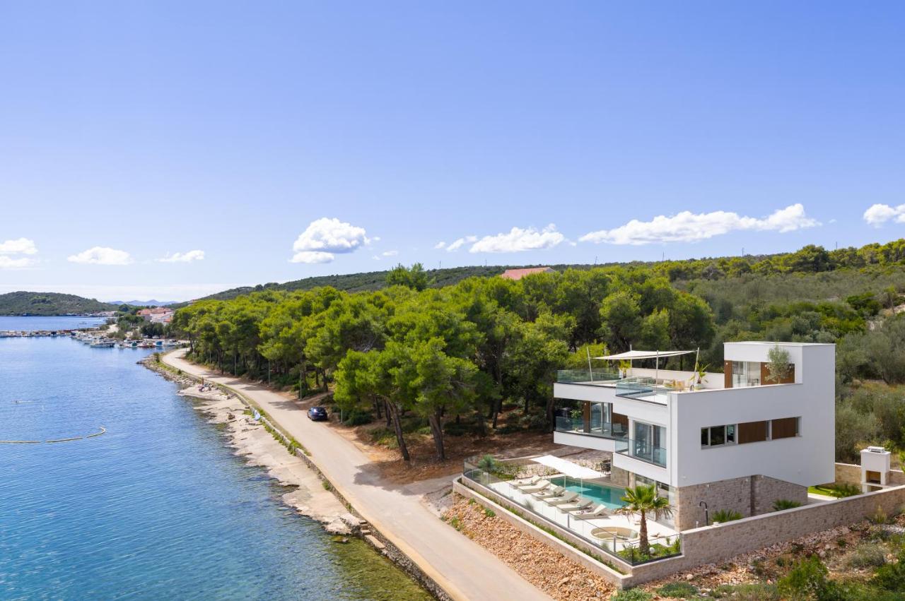 Luxury villa Zara, first row to the sea! - B&B Kali