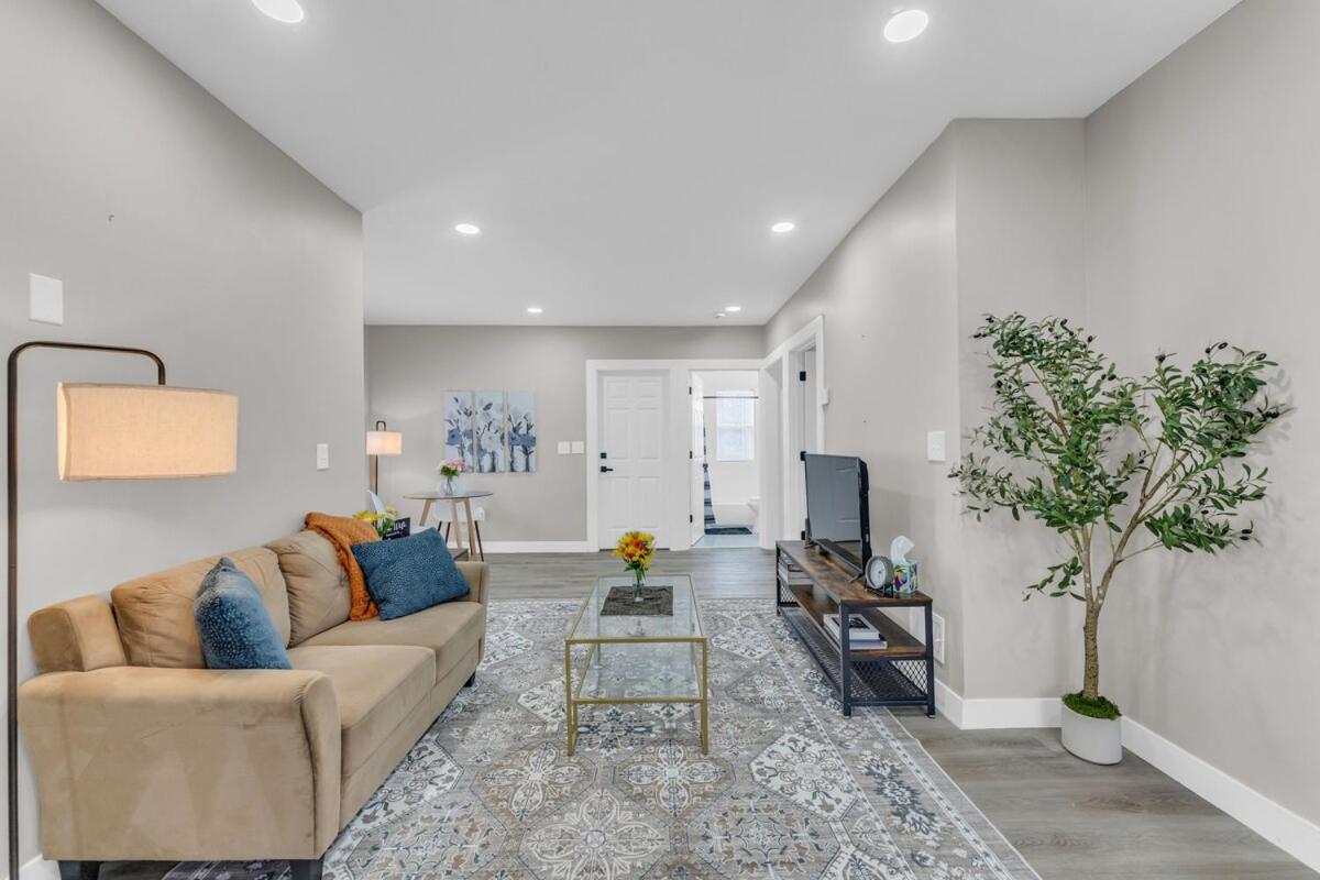 Stylish and Bright 3BR in Larchmere Near Hospitals with Parking - B&B Cleveland