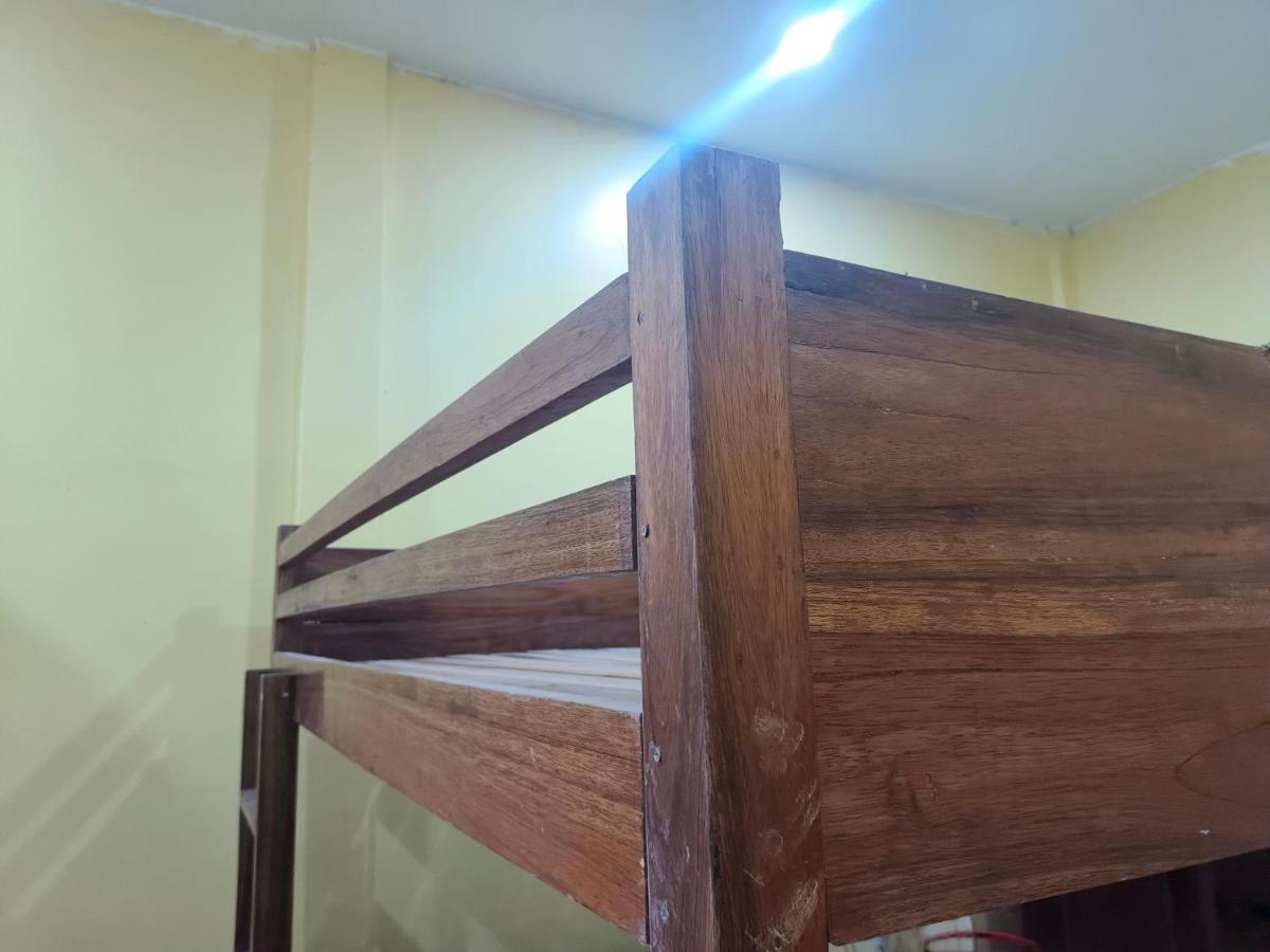 Einzelbett im Schlafsaal