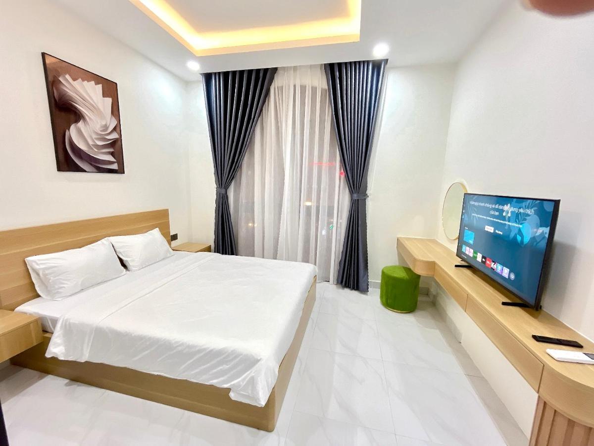 One-Bedroom Apartment with Balcony