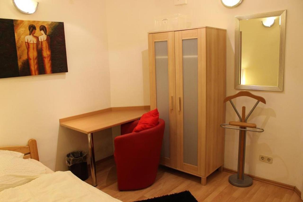 Camera Singola con Doccia e Servizi Igienici in Comune