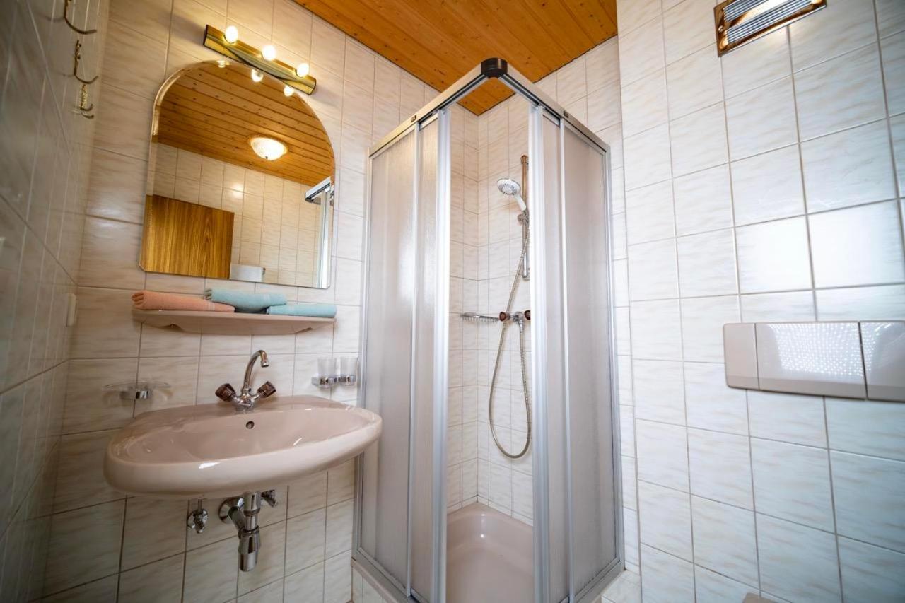 Apartment mit 2 Schlafzimmern und Dusche 