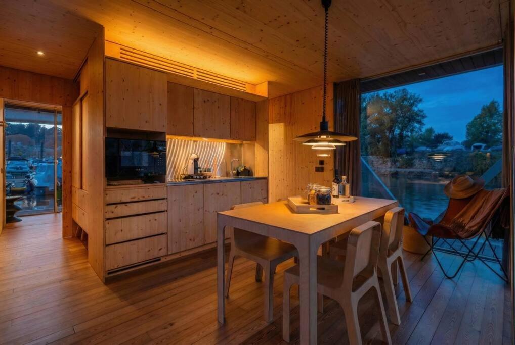SleepBoat - Cozy Modern Houseboat in Porto - Bed and Breakfast Porto
