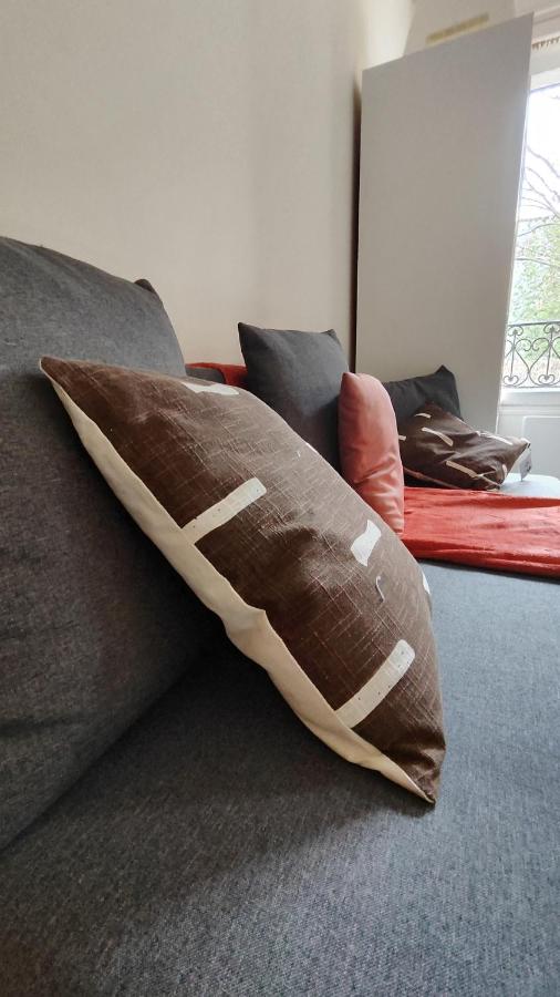 Estudio con cama extragrande y sofá cama