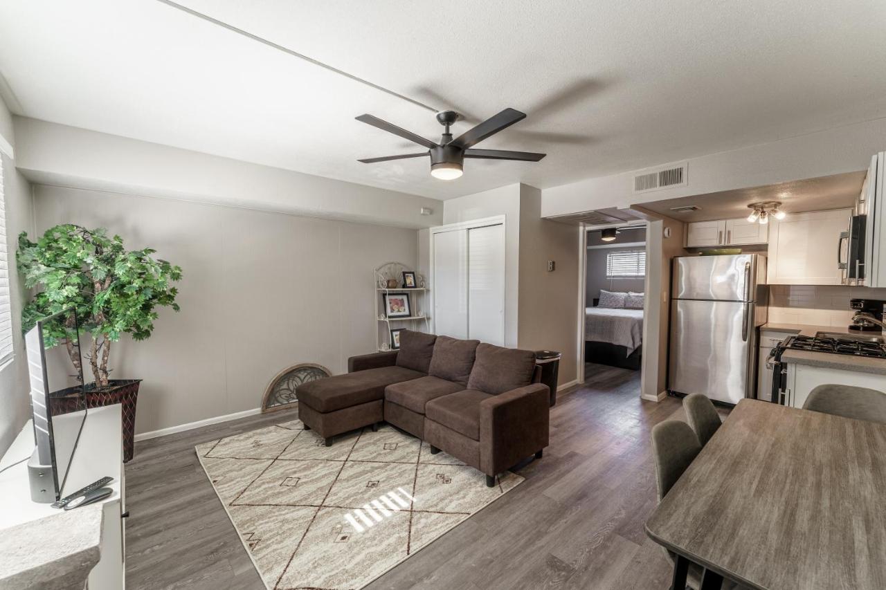 Central PHX Deluxe 1 BR King Bed & Patio w Pool - B&B Phoenix