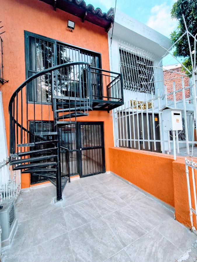 Apartaestudio en 1er piso, San Fernando, con grandes ventanales y vista a la calle, tranquilo, fresco, 2 camas dobles, se permite alojar desde 1 a 4 personas, muy cerca al Estadio, Parque del Perro, Clínica Imbanaco y demás sitios turísticos de Cali - Ferienwohnung Cali