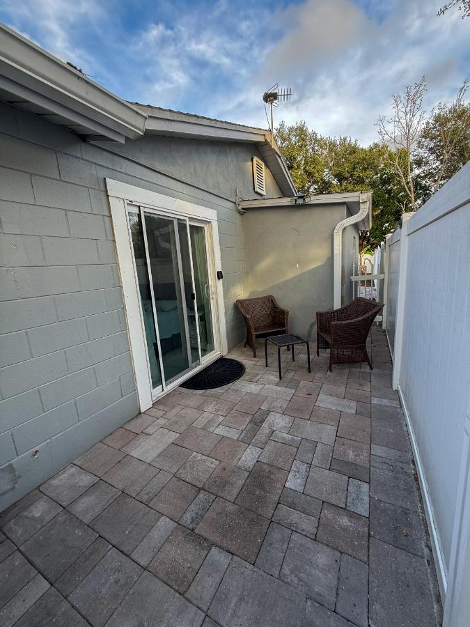 Modern Tampa studio full Kitchen & great location - B&B Tampa