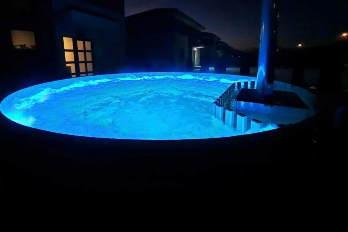 Mountain Cabin with a hot tub with jacuzzi jets - Chambres d’hôtes Poşaga de Sus