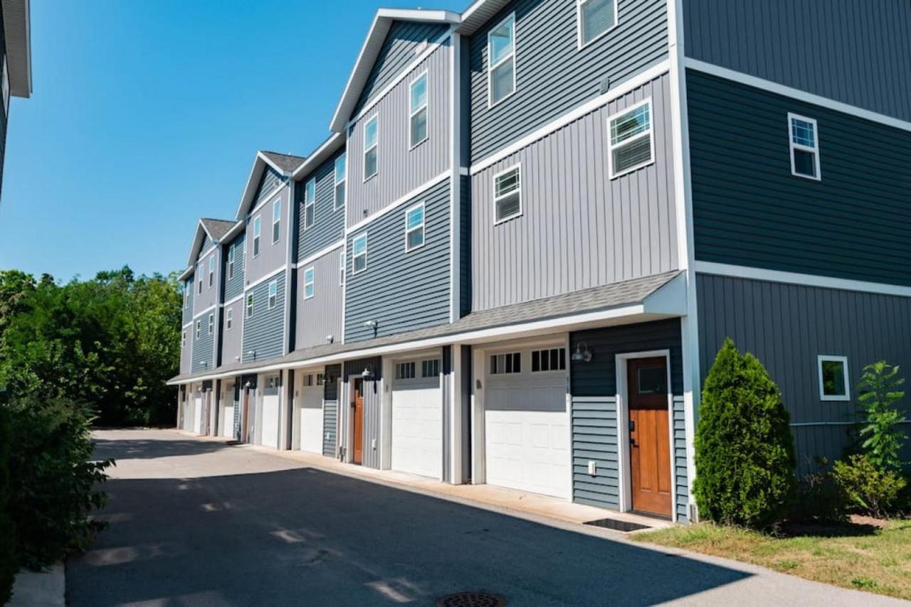 The Emerald Nest 3BR Townhome Near Downtown Beach and Wineries - Bed and Breakfast Traverse City