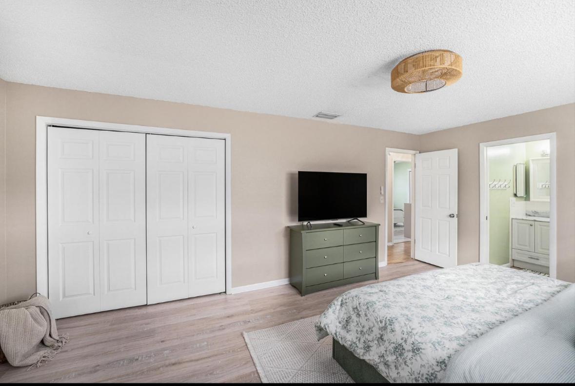 Coastal Escape- 4 Minute Walk to the Beach! - B&B Clearwater Beach