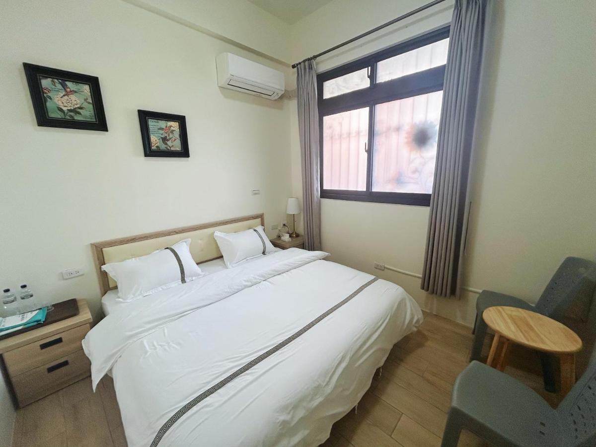 Zimmer mit Queensize-Bett und Gemeinschaftsbad