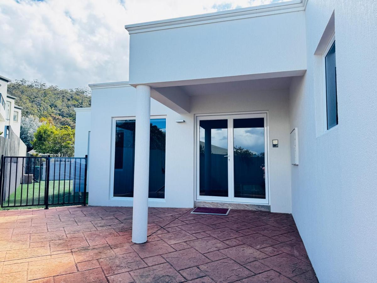 Spacious 3BR Home in Sandy Bay with Parking & Views - Bed and Breakfast Sandy Bay