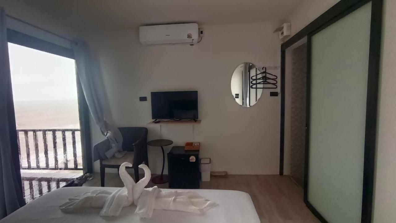 Zimmer mit Kingsize-Bett und Meerblick