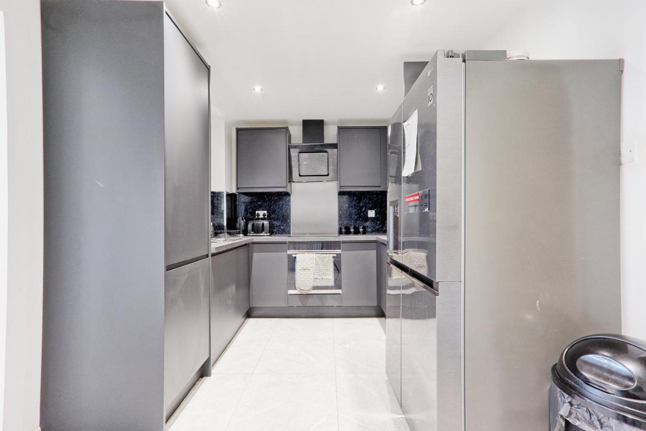 Three-Bedroom House with Two Bathrooms near Tilbury Port - Chambres d’hôtes Tilbury