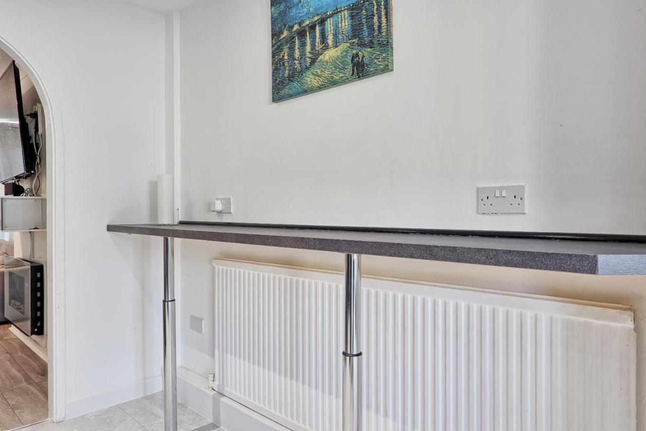 Three-Bedroom House with Two Bathrooms near Tilbury Port - Chambres d’hôtes Tilbury