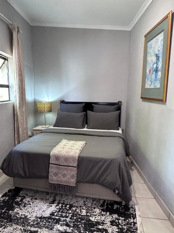 Cozy pool side cottage - B&B Roodepoort
