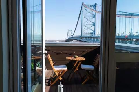 Stay Like A Boss- Penthouse-Views- Convention Center- Free Parking - Bed and Breakfast Philadelphia
